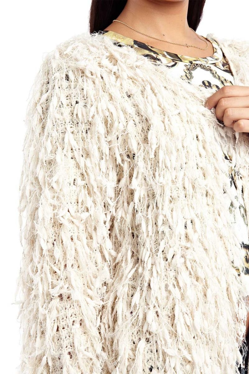 Chaqueta beige de croché con flecos para otoño invierno.